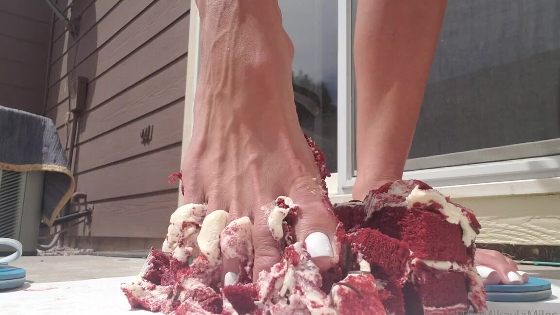 Themikaylamiles Onlyfans Red Velvet Cake And Tiny Man Crushed By Mikaylas Big Size 16S Mikaylamiles Size16S The16S Crusp