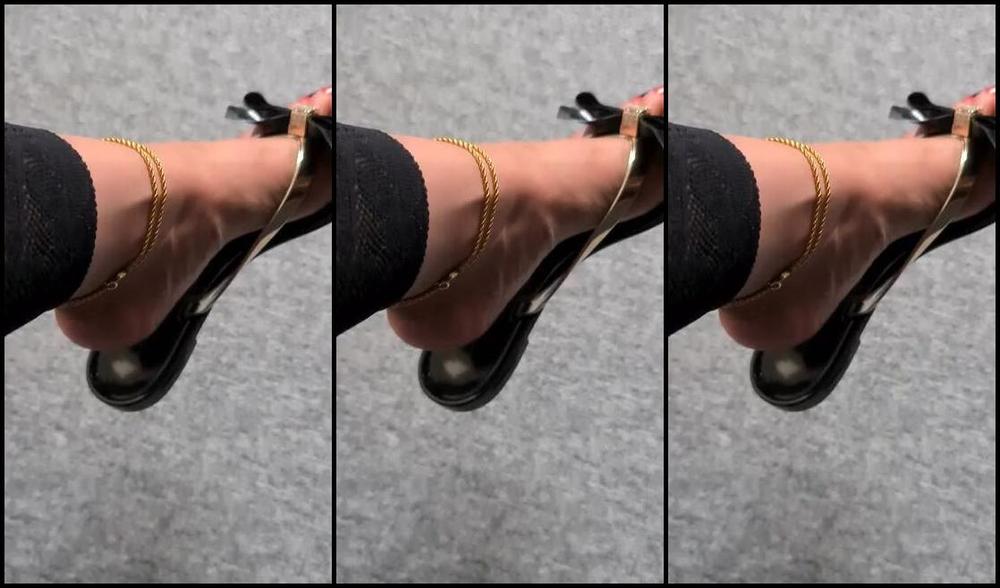 Feetbysherri Onlyfans The Sound Of Flapping Feet Against Flip Flops