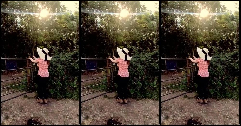 Redxxx Onlyfans 38895527 Trying To Stay Cool In The Cuntry