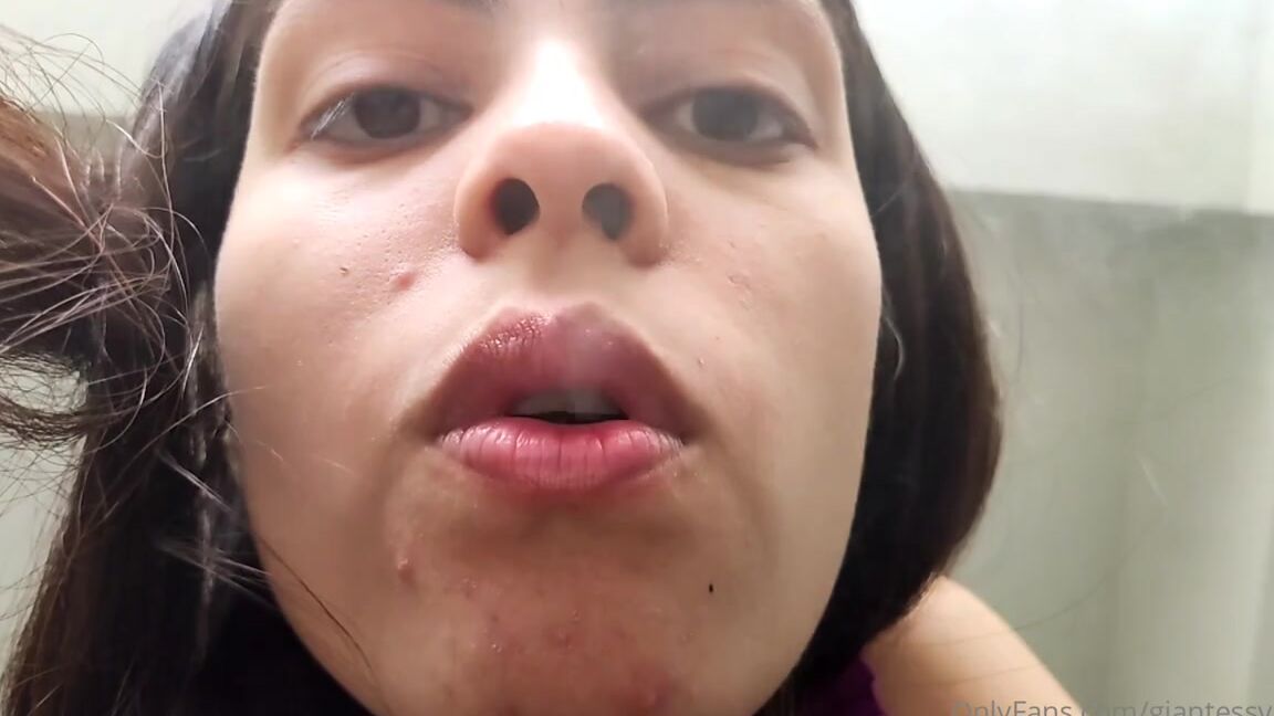 Valery Maxwell Nicknamed Giantessvalery Onlyfans 12 12 2022 I Was Bored I Found A Tiny Sneaking Around Im Going To Play With Him Lets