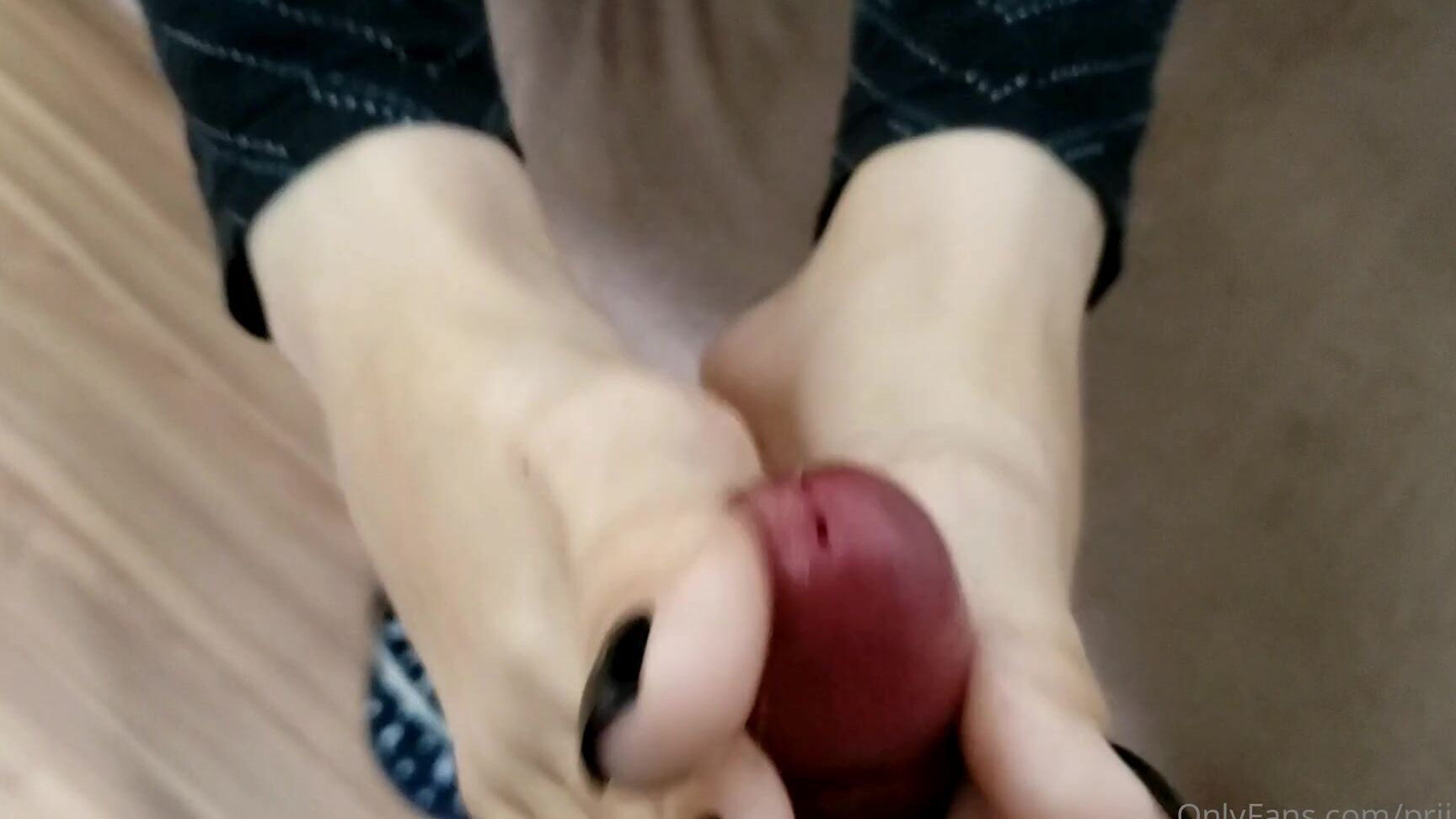 prii-feet-17-04-2021-2085931916-new-video-footjob-cum-on-my-soles-gozando-nas-minhas-solas-bem-gostoso