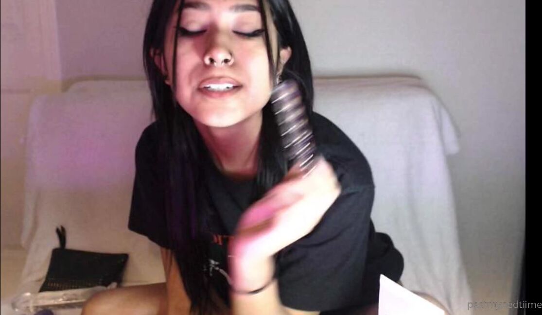 paintjunkhunny-13-12-2019-103785336-3-15-mins-stretching-out-my-ass-even-more-but-this-time-bringing-an-8-incher-into-the