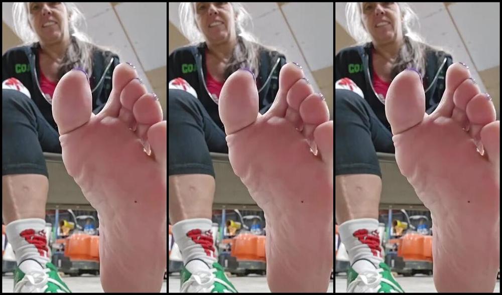 Flirtygirl370Z Nicknamed Flirtygirl370Z Onlyfans Dirty And Smelly From The Gym So Why Not Work On My Car Today Groan