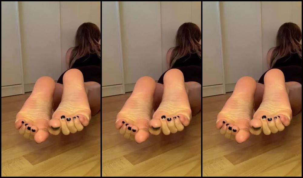 Miss Emma Rose Nicknamed Emmaemmarose Onlyfans Everytime I Scrunch My Soles You Will Say Goddess Emma I Love You