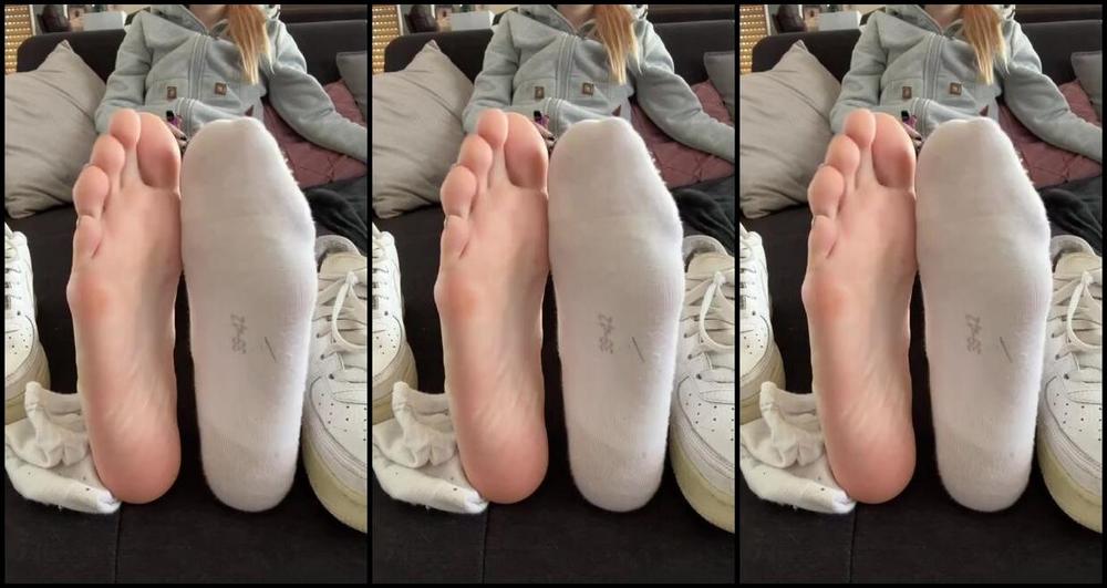 Socksfeet Misstress Nina Onlyfans 03 05 2024 While I Relax On The Couch You Can Kneel Down In Front And Enjoy The Smell