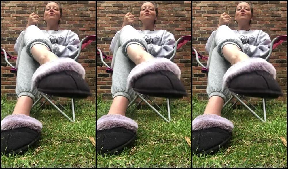 Adventuretoeskat Nicknamed Missadventuretoeskat Onlyfans Home From Vacation I M So Sleepy I Have Super Sore Feet I M Going To Smoke This Joint While You