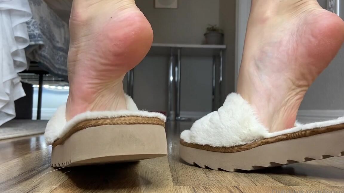 Ivorysoles Onlyfans 12 18 2021 Flip Flop Slippers Definitely Getting Stinky Despite The Open Nature Of The Shoep