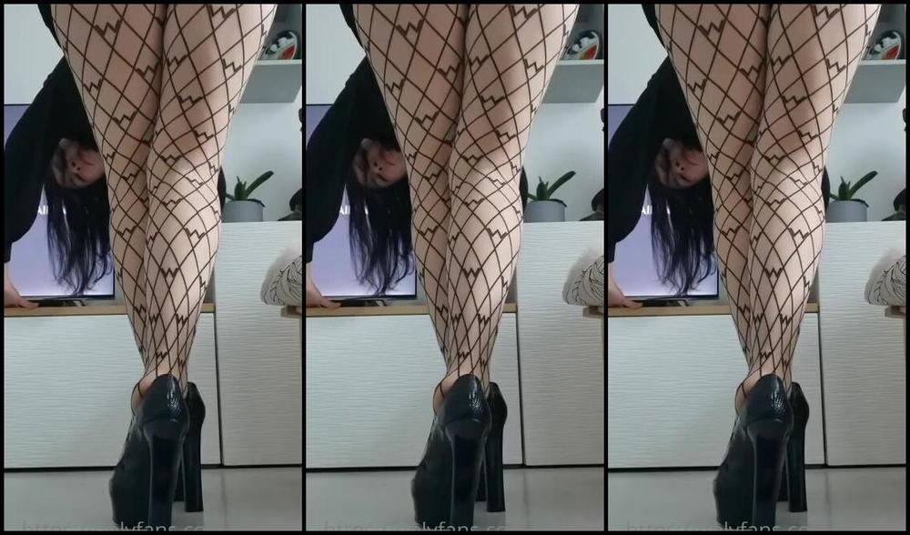 Swift Kiss Nicknamed Swiftkiss Onlyfans Panties Are Not Allowed I Think I Like These Patterned Pantyhose Look Nice On My Round Ass What