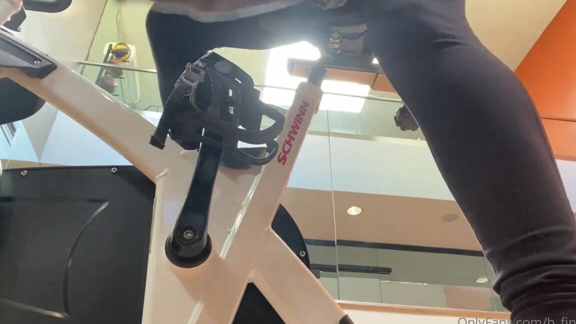 Sorceress Bebe Nicknamed B Findom Onlyfans Sneakers At The Gym