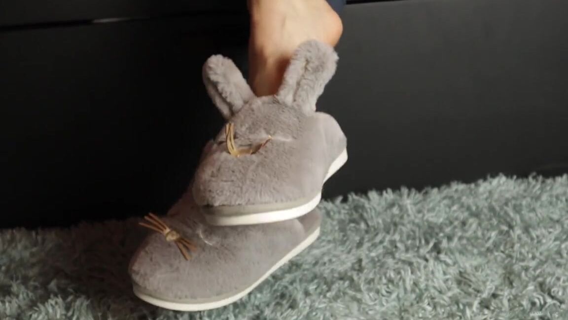 Vixenarches Onlyfans Heres The Shoe Dangling Video I Promised Youll See Me Dangle Two Different Types Of Slippers And