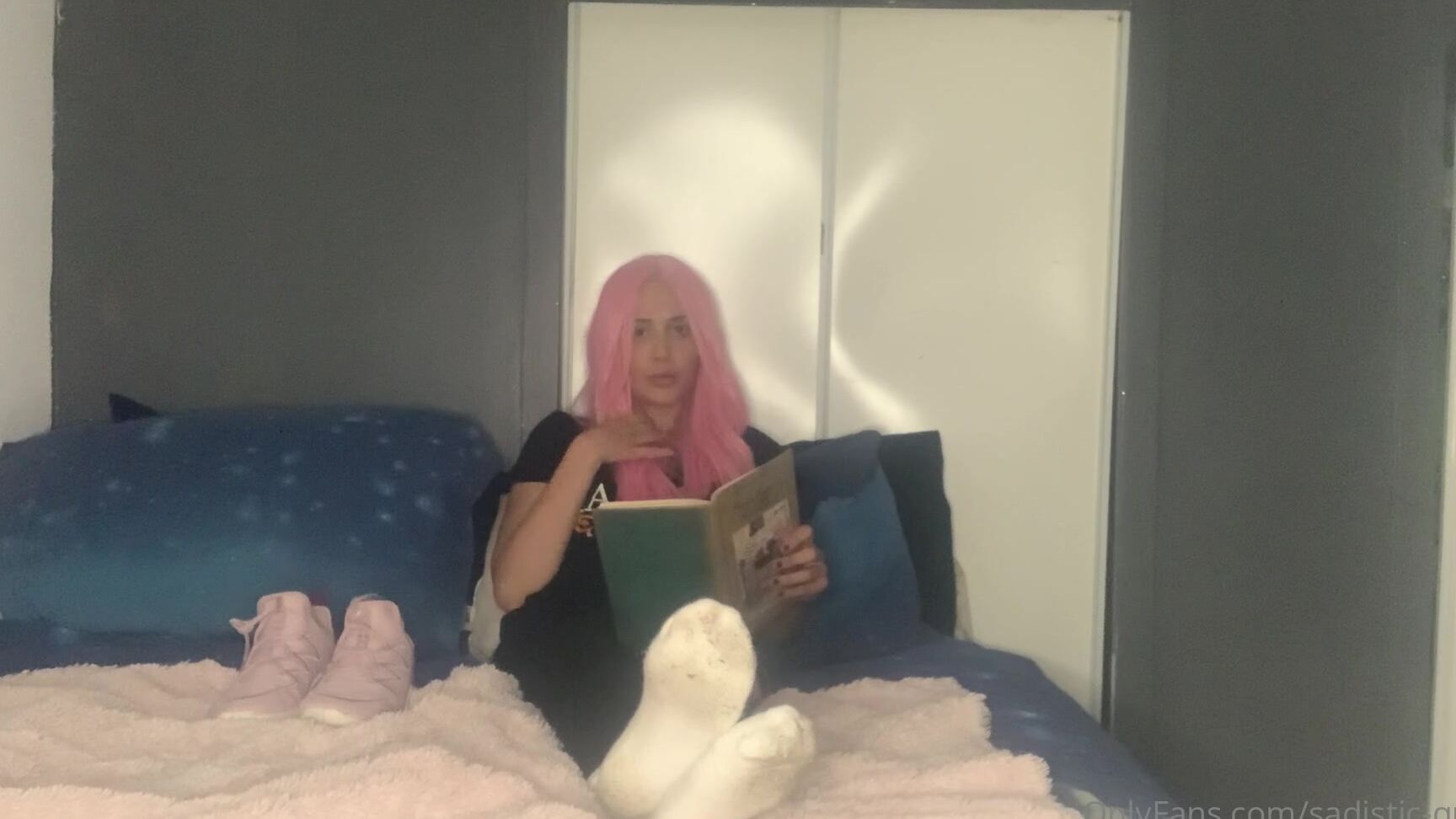 Sadistic Queen Smelly Feet Ignore Hd Tonight My Feet Are Extra Sweaty And Disgusting From The Gym So