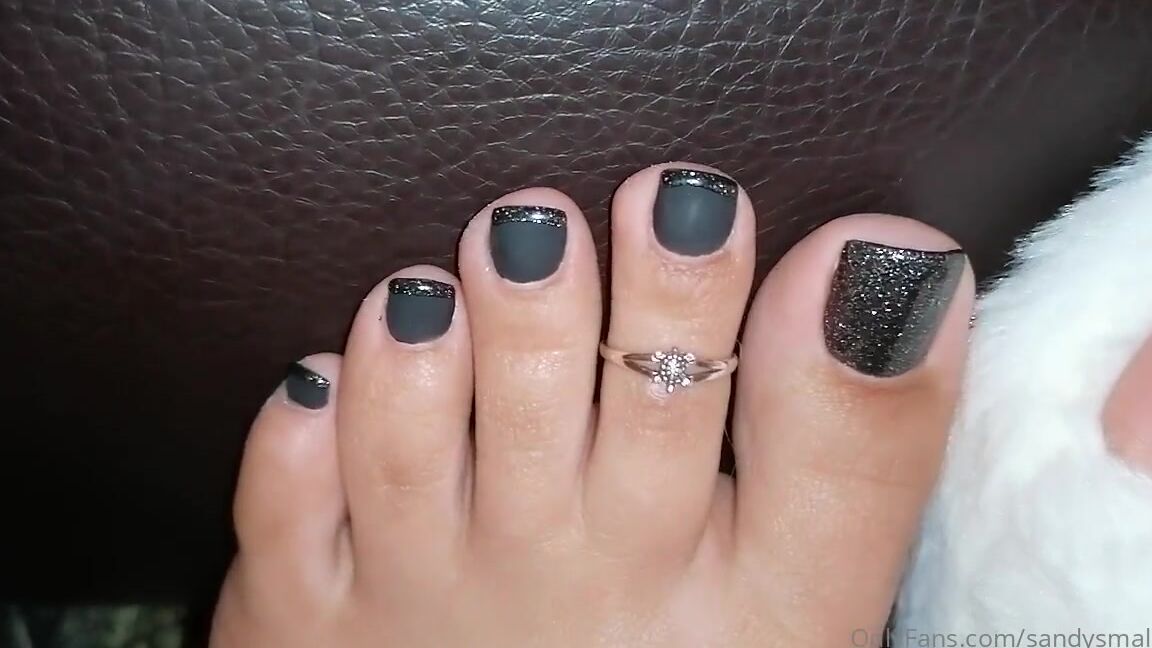 Mica Sandy Nicknamed Sandysmallfeet Onlyfans Lickable Toes Enjoy The Sexiest Toes In This Black Sparkling Matte Combo