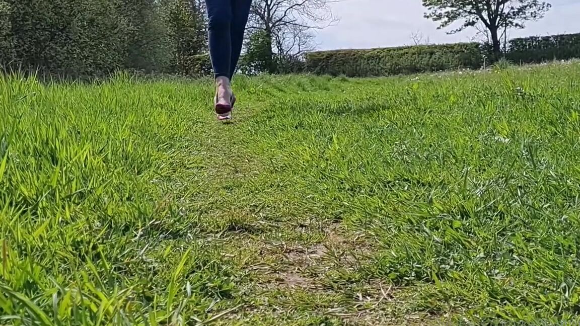 Kats Worn Heels Nicknamed Katswornheels Onlyfans There Is Something Very Satisfying About That Popping Noise As I Sink My Sexy Vintage Metal