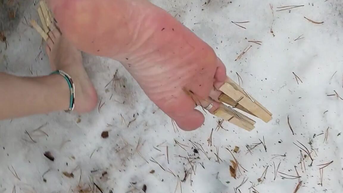 Frejas Submissive Feet Nicknamed Frejassubmissivefeet Onlyfans Learning To Walk On Snow With Clothes Pins Its Not So Easy Weather 2 C And