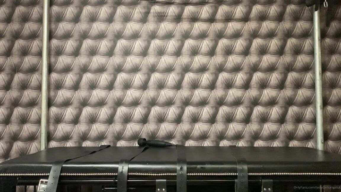 Ladydarkangeluk Onlyfans Good Morning Fans Just Getting Ready In My Skin Tight Shiny Leggings