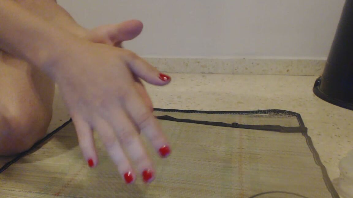 Iris Sadeyes Hands Massage