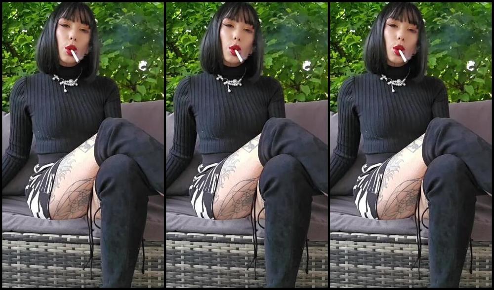 Queen Kinkerbell Nicknamed Kinkerbell23 Onlyfans Enjoying A Smoke Before I Start The Day Do You Like My Outfit Choice How About