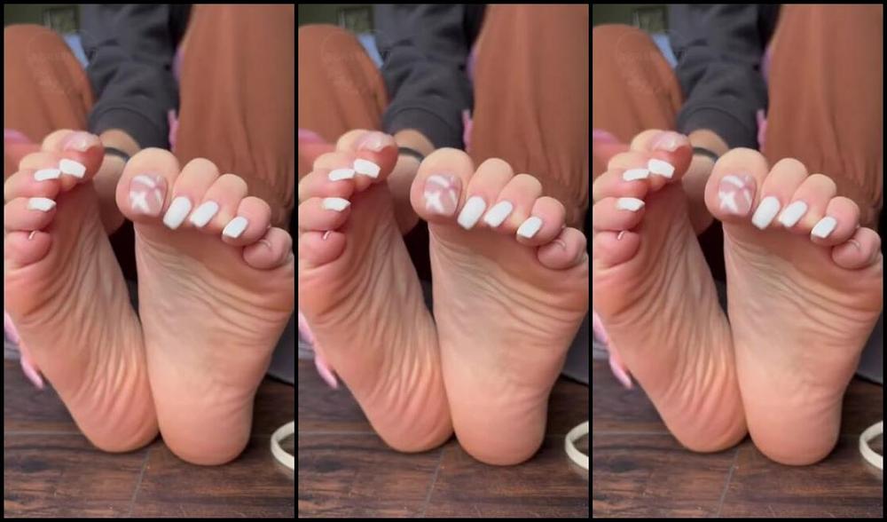 Greek Goddess Li Aka Greekli77 01 23 2025 Onlyfans Video Shhhh Just Sit There And Goon Over My Soles Watch Me Put My Fuzzy Socks