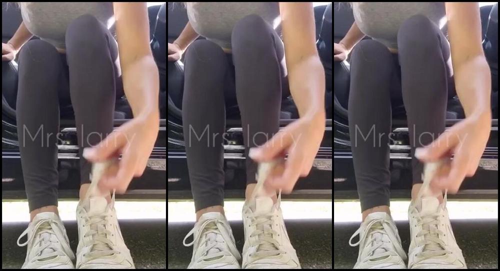 Mrs Larry Onlyfans Show Dirty Socks Out Of The Car And More Dreckige Socken Aus Dem Auto Zeigen Und Mehr