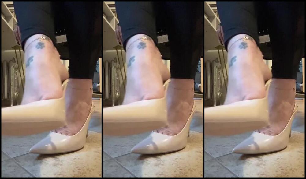 Tatianasnaughtytoes Nicknamed Tatianasnaughtytoes Onlyfans At The Office