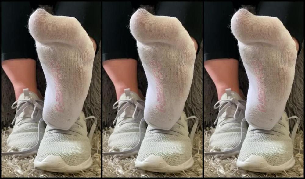 Caroline Aka Feetsiecakes Onlyfans Shoe Removal And Sweaty Feet