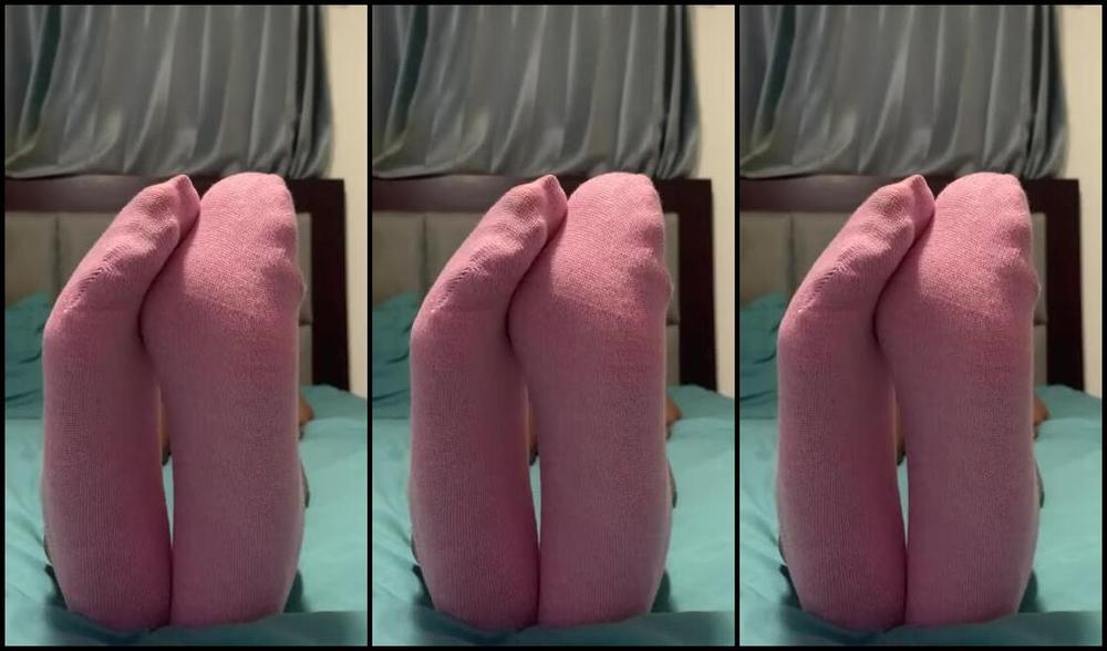 Queen Yessenia Nicknamed Queenyesseniasfeet Onlyfans Happy Saturday Here S Some Sole Angles With Those Pink Socks2