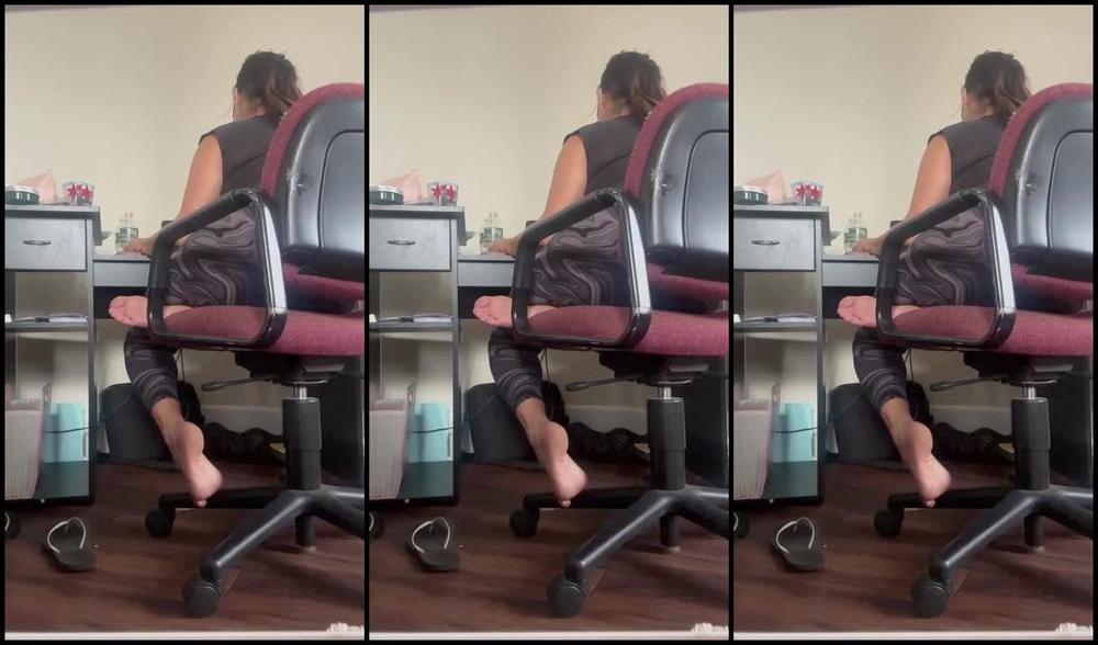 Goddessmonica00W Onlyfans Working On My Laptop I Was Trying To Do This For 15 Minutes Like The Request But My Phone Ran Outp