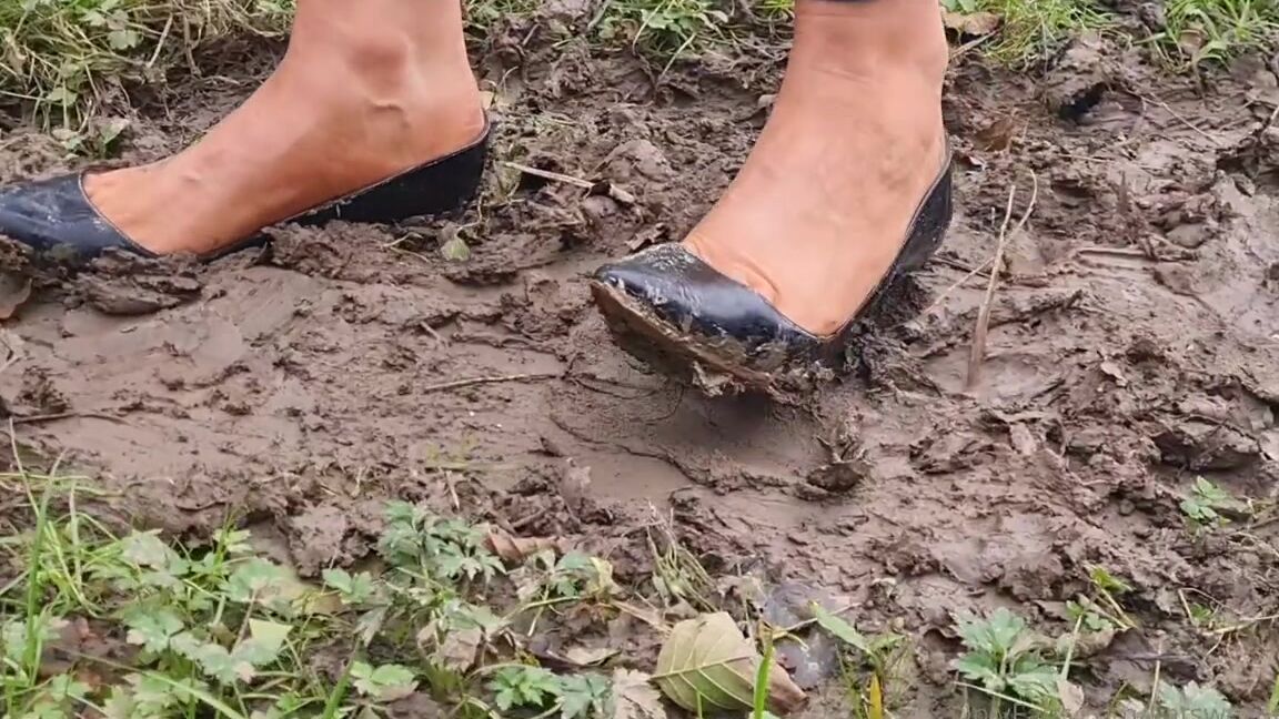 Kats Worn Heels Nicknamed Katswornheels Onlyfans Watch Me Walk And Get My Shoes Stuck In Deep Sticky Mud Wearing My 120Mm Louboutin