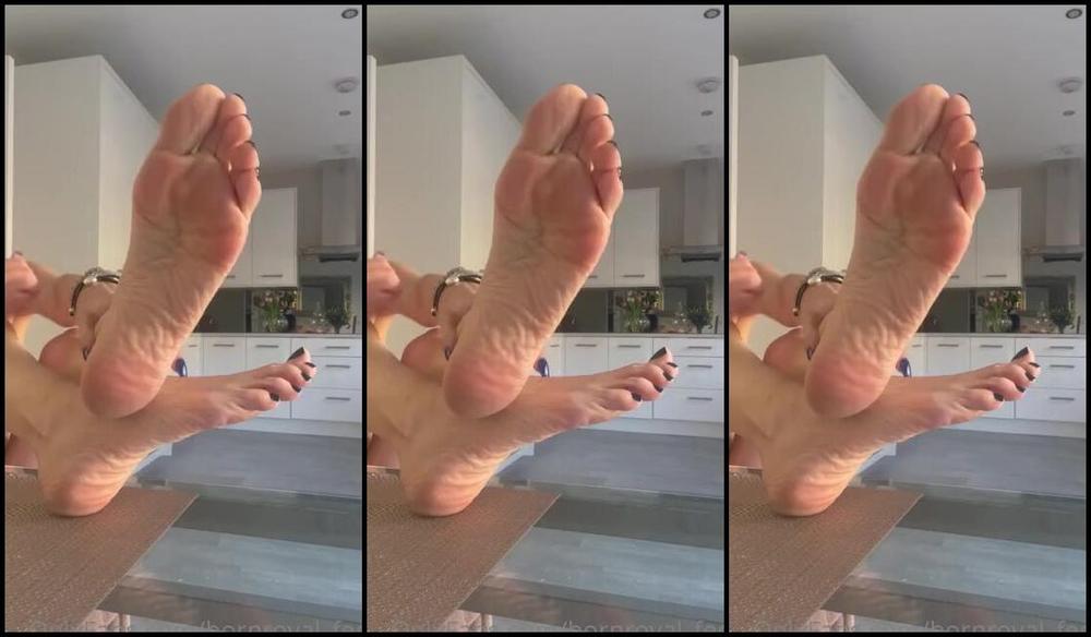 Bornroyal Feet Onlyfans I Am In The House And Feel Super Horny I Take My Dressing Gown Off And Ask You To Lick My Feet Put