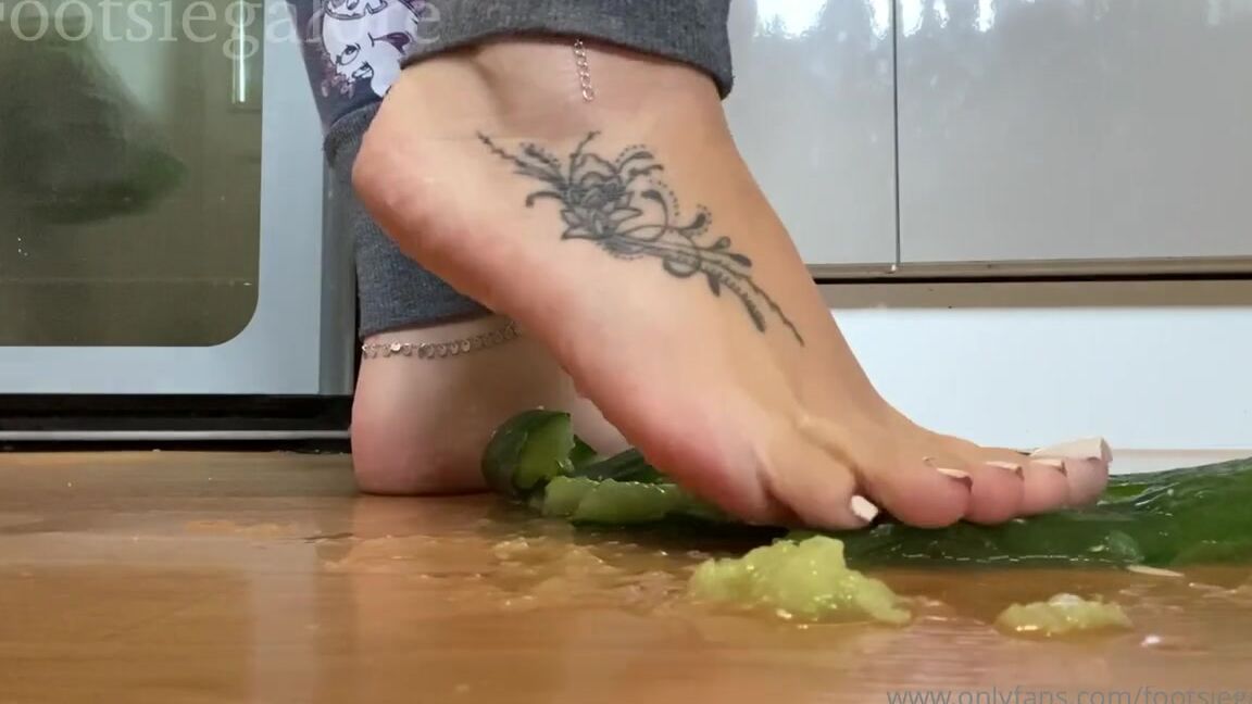 Footsiegalore Onlyfans Messy Monday Throwback To White Toes Watch Me Crush This Cucumber Under My Feet Like It S Nothin
