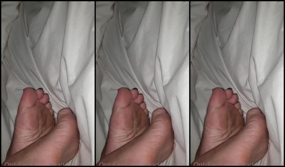 Maddison Spoilt Nicknamed Maddisonspoilt Onlyfans New Toe Colour Time For Bed For The Ladies Bet You Want To Join Them