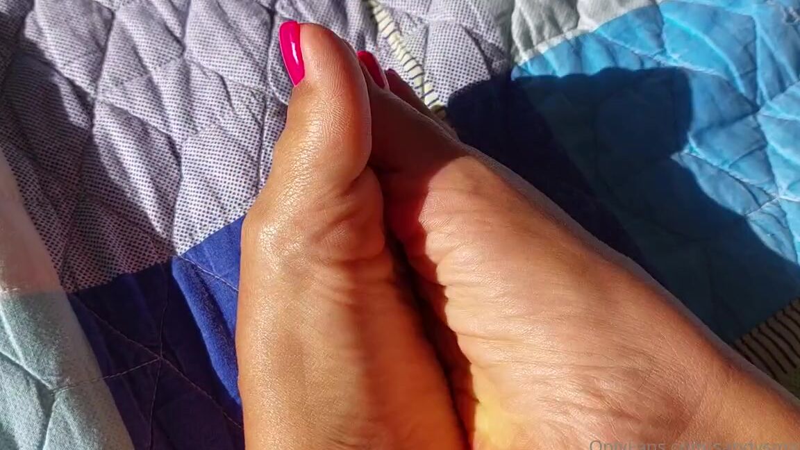 Mica Sandy Nicknamed Sandysmallfeet Onlyfans This Dirty Socks Are Disgusting Take Them Off And Put Some Lotion On My Feet You Know
