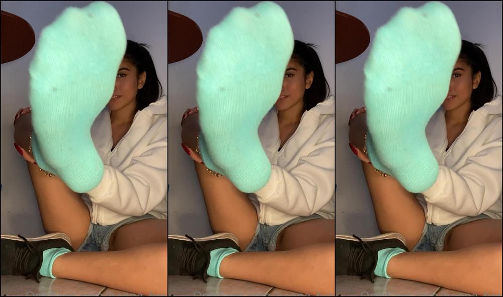 Hanna Hcri Smelling My Feet After A Long Day Shopping They Were Smelly But Tastyy Take A Sni