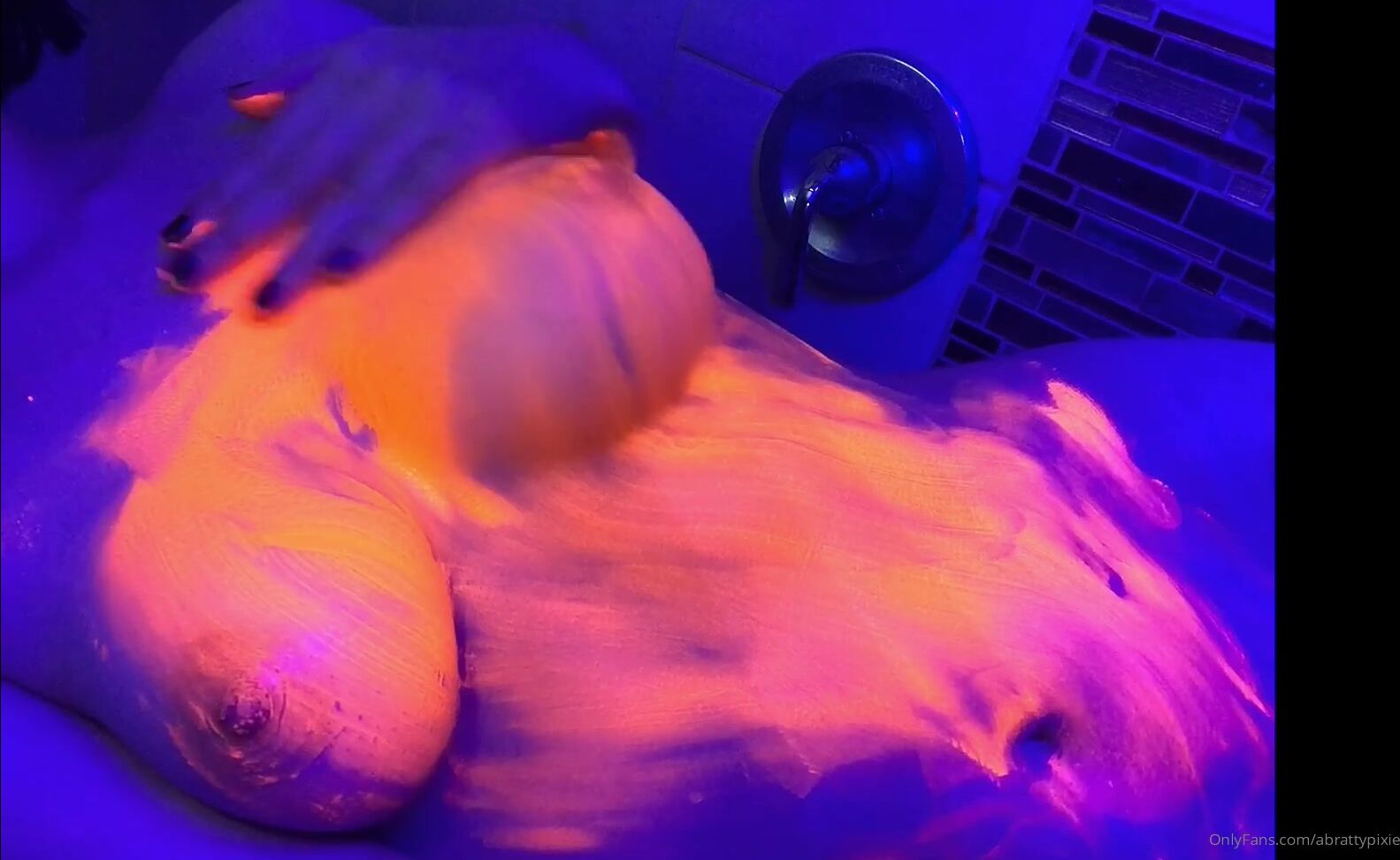 abrattypixie-26-02-2020-161530096-messy-paint-fun-3-59-