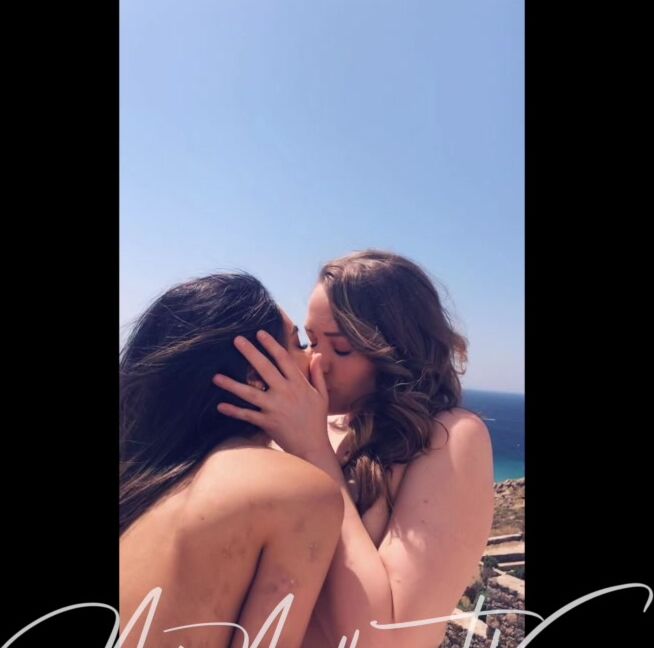 miamalkova-30-09-2019-65894864-heres-the-full-show-with-lela-star-in-mykonos