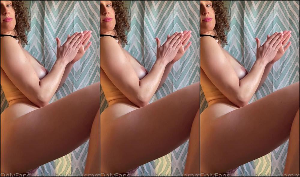 vibewithmommy-10-02-2022-2358016109-it-rubs-the-lotion-on-its-skin-