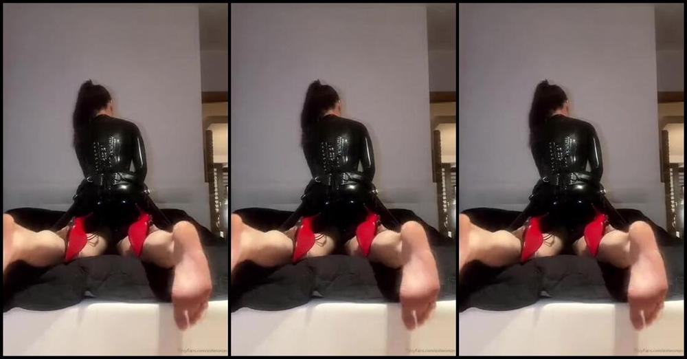 Злая Женщина Страпон Игра В Черном Латексном Костюме И Лабутены Ксожалению Из За Mvp