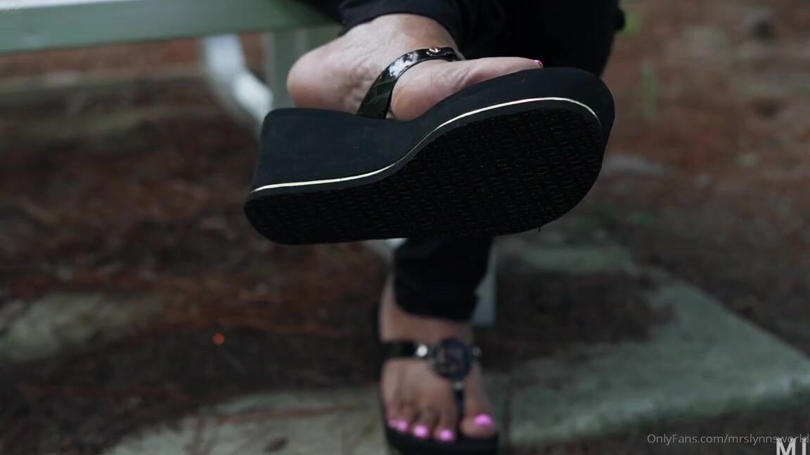 Auntie Lynn Nicknamed Mrslynnsworld Onlyfans Platform Flip Flops And Plump Feet