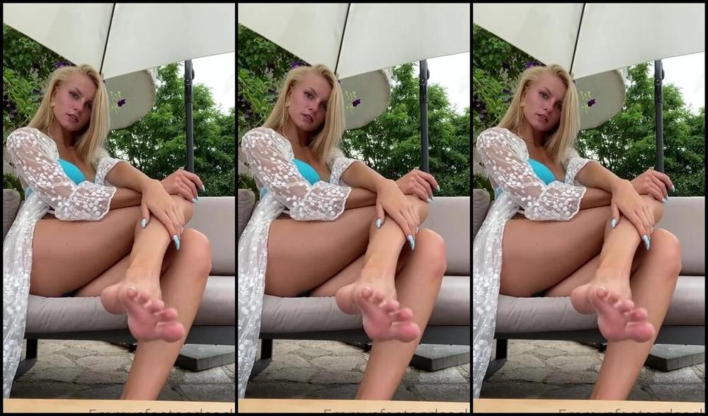 Emmysfeetandsocks Aka Emmyfeetandsocks Onlyfans I Don T Need The Sun To Be Hot Lemme Guess These Dirty Soles Drive You Crazyp