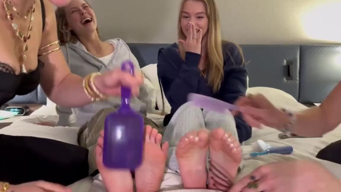 Nicolethedivine 03 14 2025 Onlyfans Video 4 Pretty Girls With Even Prettier Feet Tickling Each Other For 10 Minutes Doesnt Get Much