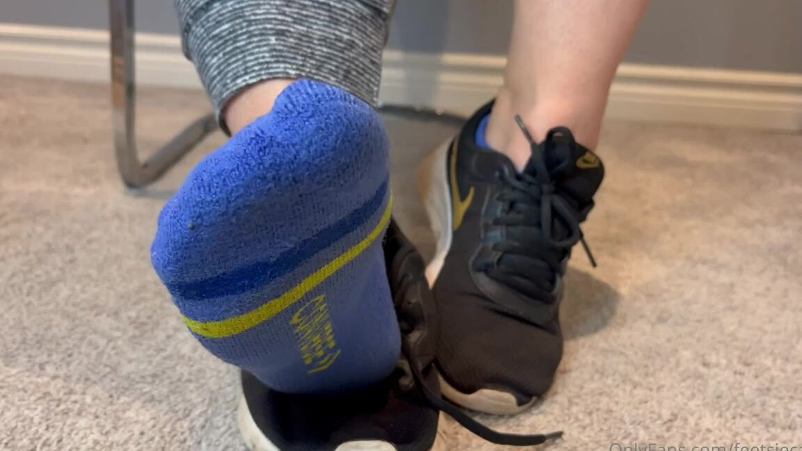 Caroline Aka Feetsiecakes Onlyfans Sweaty Stinky Foot Worship