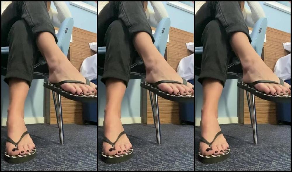 Gingeralesfeet Aka Misstressroux Onlyfans Watching The News Whilst I Wait For The Next Foot Boy To Come Worship My Feet Busy Day Today