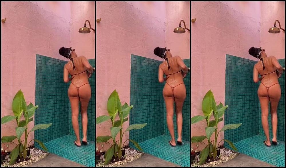 Mistress V Black Nicknamed Mistressvblack Onlyfans Depois De Passar O Dia Inteiro Na Praia S Um Chuveiro Mesmo