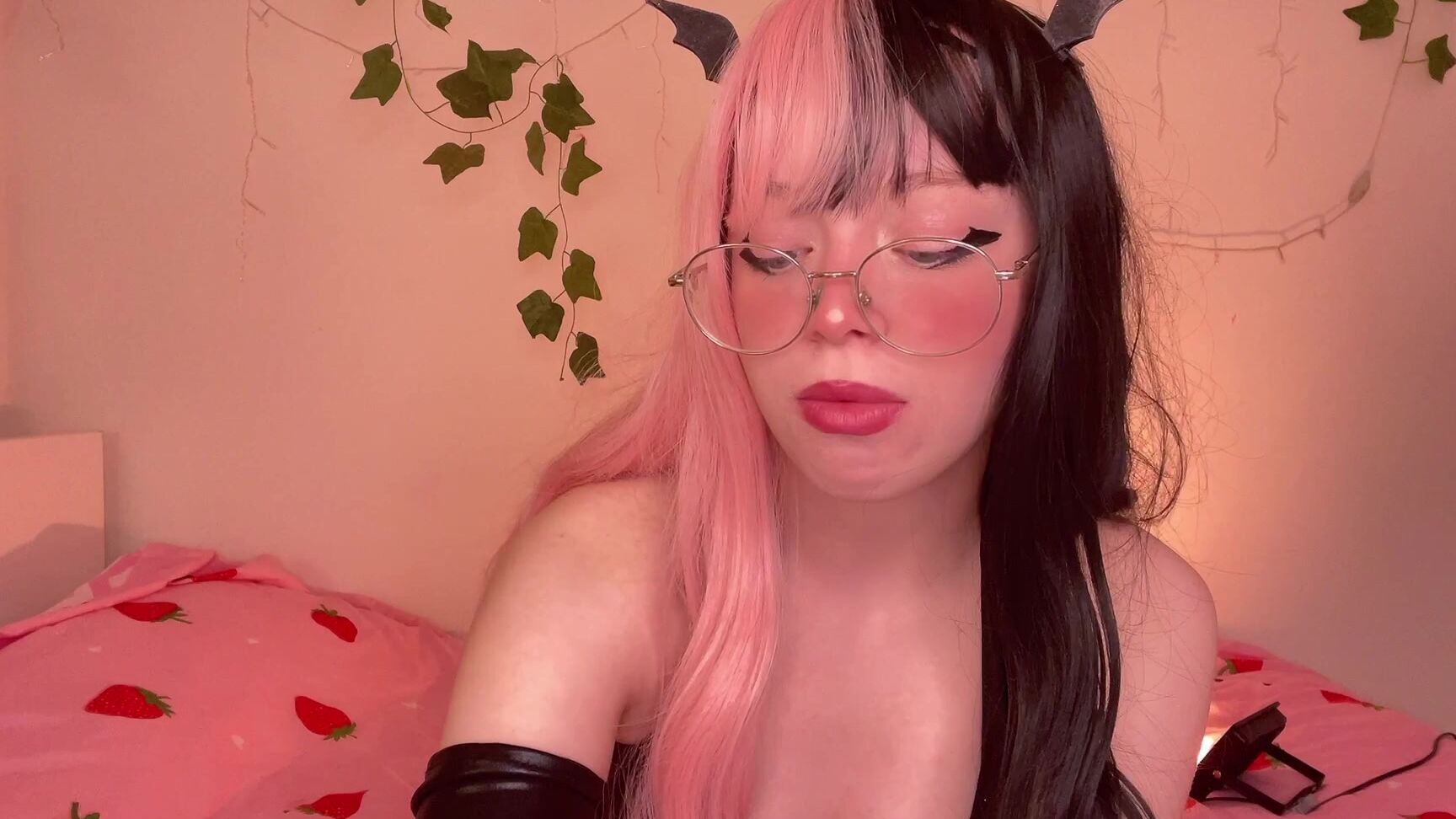 Olashpeachy Giant Succubus Girl Eats Gummy Bears