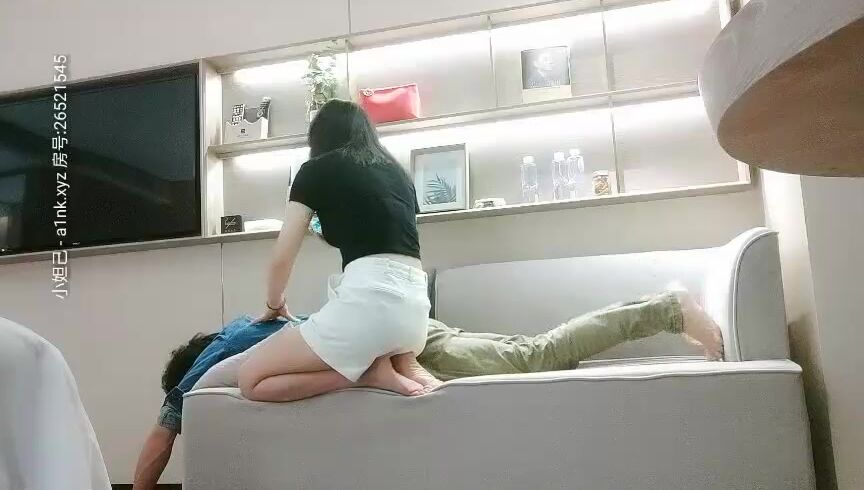 The black-clothed young woman calls her long-legged girlfriends to fuck together, puts on white silk and licks them together and enters into a hard fuck Chinese Porn