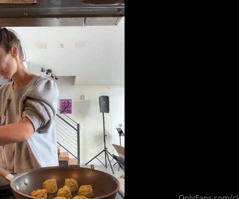 Clca69 2855592476 05 30 2023 Cooking With Christy Falafel Salad