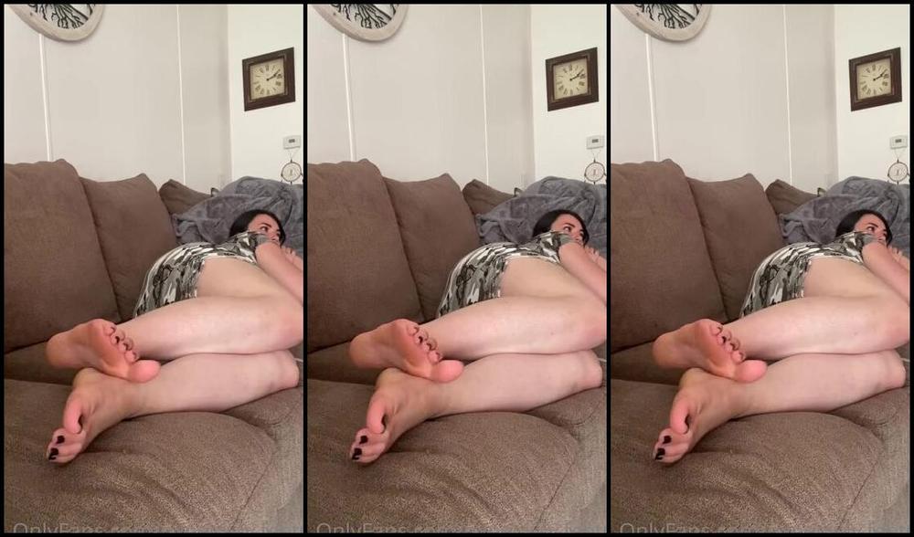 Qxeenkay Feetts Onlyfans Just Relaxing And Watching Some Tv