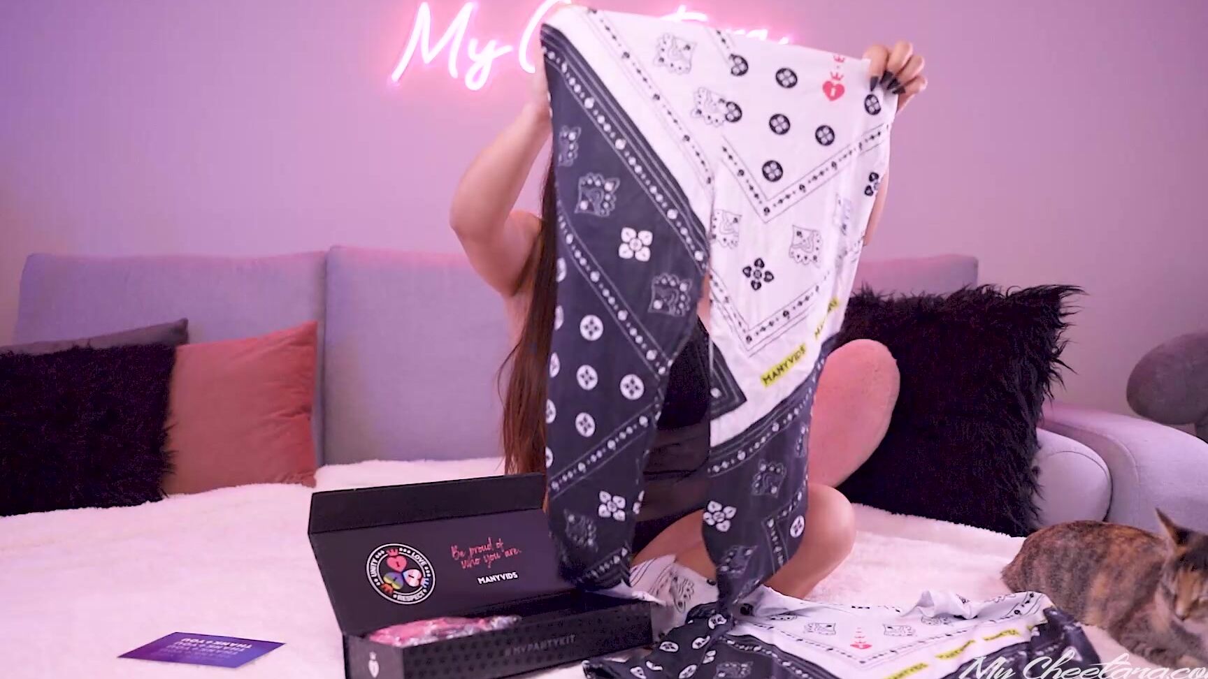 Freebie, ManyVids Unboxing, Unboxing, Brunette, Latina unboxing mv merch ManyVids