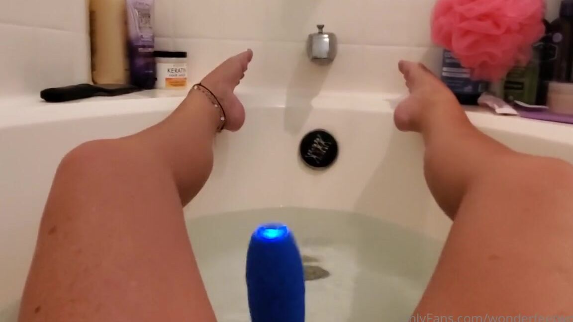Wonderaeetwoman Nicknamed Wonderfeetwoman Onlyfans Wanna Masturbate With Me Im Bringing My Vibrator Into The Tub With