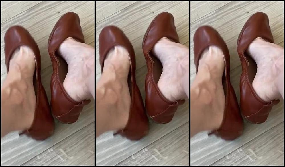 Tickles Soft Soles Nicknamed Ticklessoftsoles Onlyfans That Shoe Cleavage